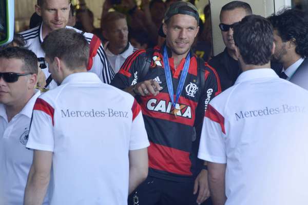 Festejados por torcida do Rio de Janeiro, jogadores da Alemanha deixam o hotel; equipe foi campeã da Copa do Mundo de 2014 no Estádio do Maracanã