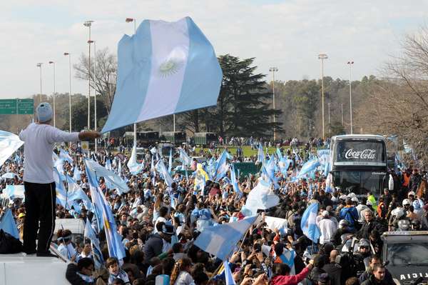 Milhares de torcedores argentinos lotaram os arredores do aeroporto de Ezeiza para receber os jogadores que conquistaram o vice-campeonato na Copa do Mundo do Brasil. Veja fotos da bonita festa em Buenos Aires.