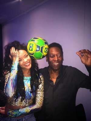 A Copa do Mundo reuniu famosos de todo o mundo no Brasil. Rihanna chegou aqui para os jogos finais do torneiro, mas chamou muito mais a atenção do que muitos famosos por aí. A cantora posou com Pelé