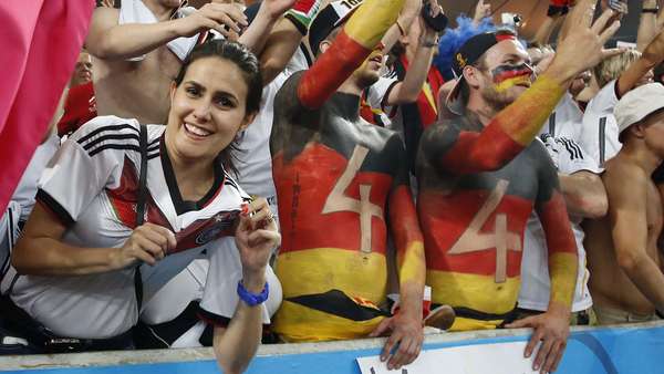 Torcedores da Alemanha vão à loucura dentro do Estádio do Maracanã, no Rio de Janeiro, com a vitória por 1 a 0 contra a Argentina, neste domingo, na final da Copa do Mundo no Brasil. Em disputa acirrada, os alemães levaram a melhor, e aos torcedores argentinos restou lamentar a derrota.