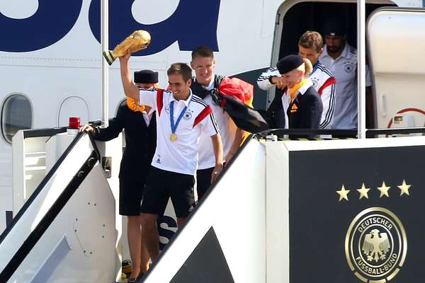 A seleção alemã de Joachim Löw aterrissou nesta terça-feira no aeroporto de Tegel, em Berlim, pouco depois das 10h locais (5h de Brasília) em seu retorno do Brasil após conquistar pela quarta vez a Copa do Mundo.