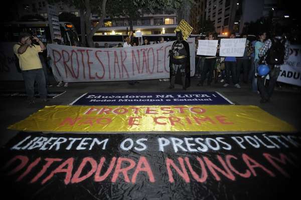 Manifestantes se encontravam no início da noite desta terça-feira em frente ao Tribunal de Justiça do Rio de Janeiro para protestar contra a prisão de ativistas durante a Operação Firewall, no último sábado, véspera da final da Copa do Mundo