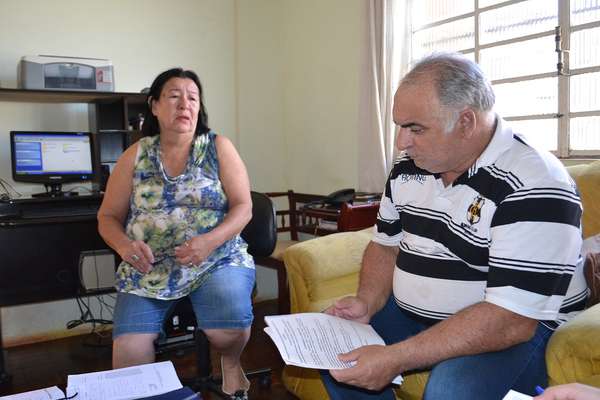 Otávio ao lado da mulher, que o ajuda a recordar informações importantes
