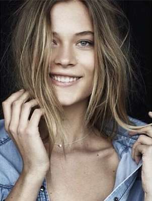 Barbara tem fios loiros e lisos naturais