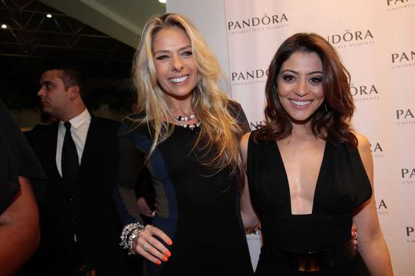 Adriane Galisteu e Carol Castro foram as convidadas da joalheria Pandora para inauguração de loja no Shopping Interlagos, em São Paulo, nesta quarta-feira (16)