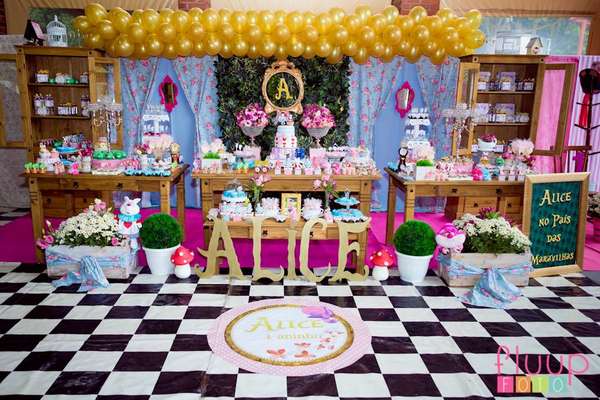 Festa com tema Alice no País das Maravilhas clicada pela Fluup Fotografia