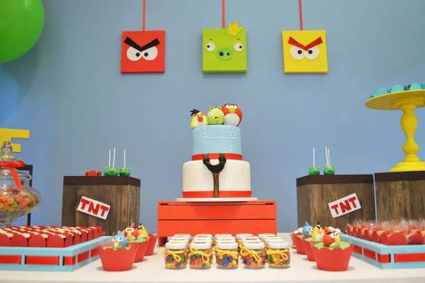 Mesa com tema dos Angry Birds decorada pela Invento Festa