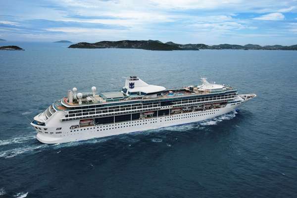Splendour of the Seas - Muito conhecido do público brasileiro de cruzeiros, o Splendour of the Seas será novamente o navio da Royal Caribbean International na temporada 2014/2015. A embarcação, com capacidade para até 2074 hóspedes, conta com atrações como a Galeria Britto (com obras e itens temáticos do artista Romero Britto), a churrascaria Chops Grille e o R Bar. No Brasil, o Splendour fará escalas em Santos, Búzios, Ilhabela, Ilha Grande, Salvador, Porto Belo e Rio de Janeiro. Também vai visitar Punta del Este e Montevidéu, no Uruguai, e Buenos Aires, na Argentina