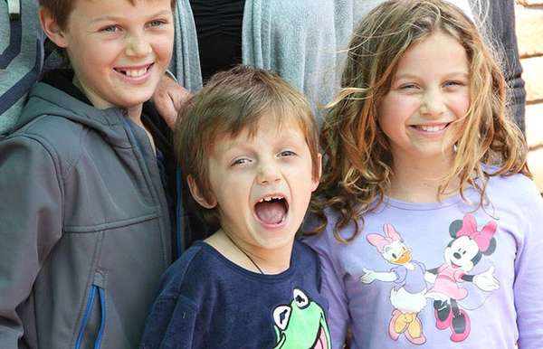Irmãos australianos Mo, 12 anos, Evie, 10, e Otis Maslin, 8, voltavam com o avô, Nick Norris, para a Austrália após um feriado ao lado dos pais, que ficaram em Amsterdã