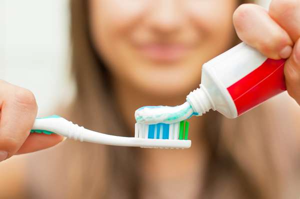 1. Antes de acostarte y al despertarte usa hilo dental, cepíllate los dientes, aséate la lengua con un limpiador adecuado y, por último, usa un enjuague bucal (dióxido de cloro) para hacer gárgaras por dos minutos.