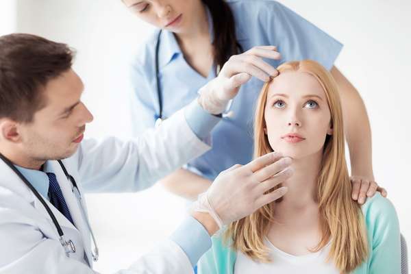 É indispensável verificar se o médico responsável pelo estabelecimento é um dermatologista credenciado pela Sociedade Brasileira de Dermatologia (SBD) ou um cirurgião plástico ligado à Sociedade Brasileira de Cirurgia Plástica (SBCP), já que somente esses profissionais estão aptos a realizar todos os tipos de tratamentos estéticos sem riscos