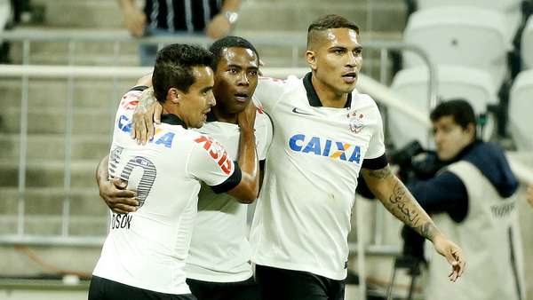 Jadson e Guerreiro comemoram com Elias o primeiro gol do Corinthians