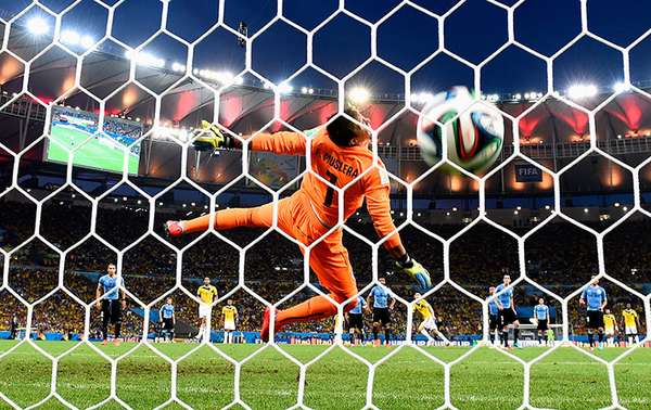 El medio The Guardian hizo una selección de las 25 mejores imágenes del Mundial Brasil 2014, de entre 250 mil, el golazo de James Rodríguez a Uruguay en Octavos de Final, forma parte de esta lista.