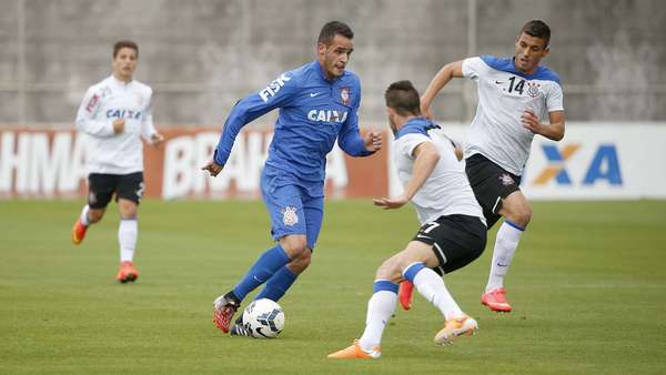 Renato Augusto treinou nesta quinta-feira com companheiros antes de jogo contra Palmeiras - meia deve ser titular contra o rival, já que Jadson está suspenso
