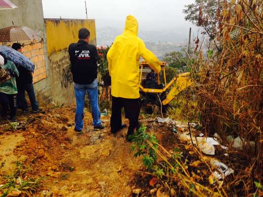 Polícia faz buscas ao corpo de Eliza Samudio em um terreno na região metropolitana de Belo Horizonte (MG) na manhã desta sexta-feira