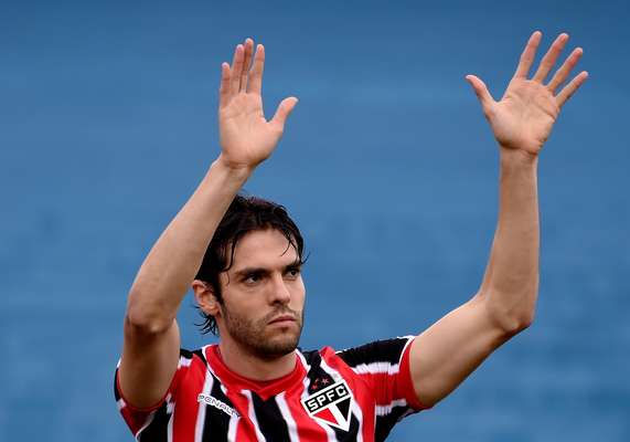Kaká acena para a torcida antes de disputar a sua primeira partida pelo São Paulo depois de 11 anos; Goiás venceu no Serra Dourada por 2 a 1