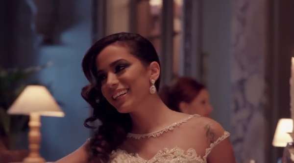 O novo clipe de Anitta, lançado na última terça-feira (29), traz a cantora em um jantar de luxo em uma mansão, um teste de dança, uma coletiva de imprensa e uma festa de rua