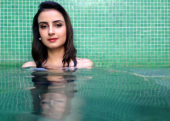 Lola Benvenutti, 22, é formada em letras pela UFSCar, mas optou por trabalhar como prostituta. Nascida em Pirassununga (SP), ela se prepara para lançar o primeiro livro, O Prazer é Todo Nosso. Apesar das semelhanças, ela não considera sua trajetória parecida com a de Bruna Surfistinha e diz apostar na profissão porque gosta. 'Eu vejo de uma maneira muito romântica talvez, muito delicada', disse, em entrevista e ensaio exclusivos para o Terra, realizados em um motel de luxo em São Paulo