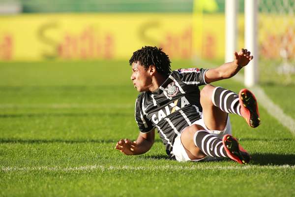 Romarinho caiu na área e torcedores reclamaram de pênalti, mas Corinthians e Coritiba só empataram sem gols no Couto Pereira
