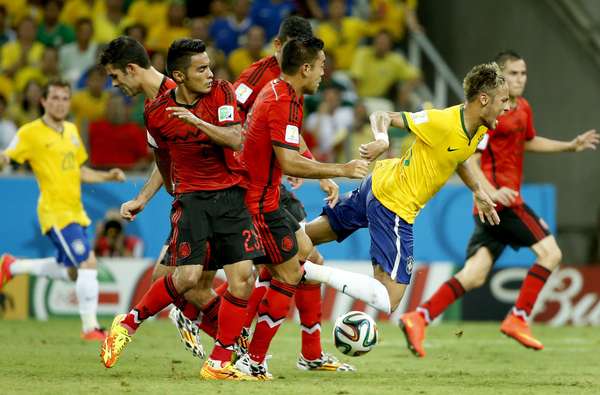 Neymar sofre falta após ser cercado por quatro jogadores do México, no Estádio Castelão. Fortaleza, CE, 17/06/2014