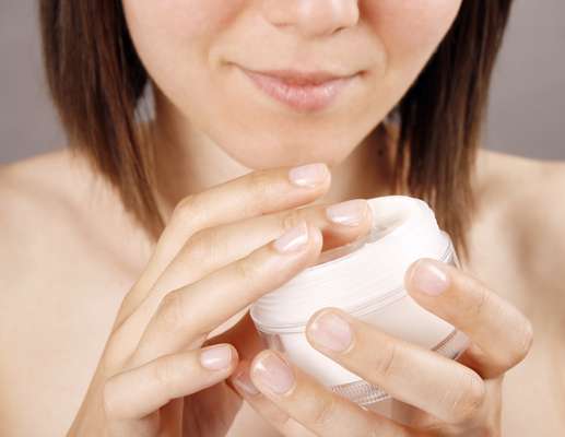 Conhecida por ser um ótimo emoliente, a manteiga de cupuaçu aumenta a capacidade da pele de absorver água, melhora a sua elasticidade e, por isso, retarda o envelhecimento da cútis