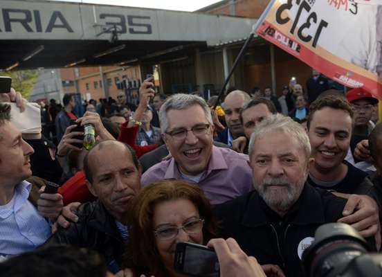 Candidato do PT ao governo de S&atilde;o Paulo, Alexandre Padilha compareceu a uma montadora da Ford em S&atilde;o Bernardo do Campo nesta ter&ccedil;a-feira ao lado do ex-presidente Lula; local foi onde Lula encerrou sua campanha &agrave; presid&ecirc;ncia nas elei&ccedil;&otilde;es de 2006