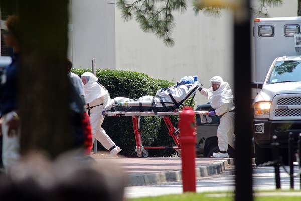 Nancy Writebol, missionária da Carolina do Norte que trabalhava na Libéria, chega ao hospital da Universidade de Emory, em Atlanta, para receber tratamento médico contra o Ebola