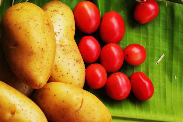 Assim como o pepino e os saquinhos de chá de camomila, o tomate e a batata são capazes de melhorar a circulação sanguínea da área dos olhos, reduzindo o efeito provocado pelas olheiras