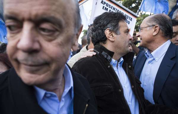 O candidato do PSDB à presidência da República Aécio Neves discursou para cerca de 100 trabalhadores na porta da empresa Voith por volta das 7h30 desta quinta-feira, na cidade de São Paulo