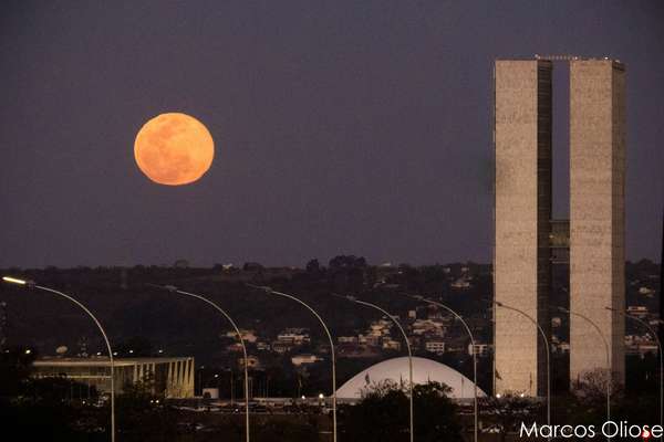 O fenômeno da Superlua, que faz com que a nossa percepção seja de uma Lua 14% maior e 30% mais brilhante, foi fotografado por leitores de todos os cantos do País neste domingo. Na imagem, a Superlua vista de Brasília, no Distrito Federal; confira a seguir as fotos recebidas pelo Terra