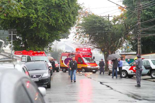 Bombeiros e equipes do Samu foram para o local do acidente