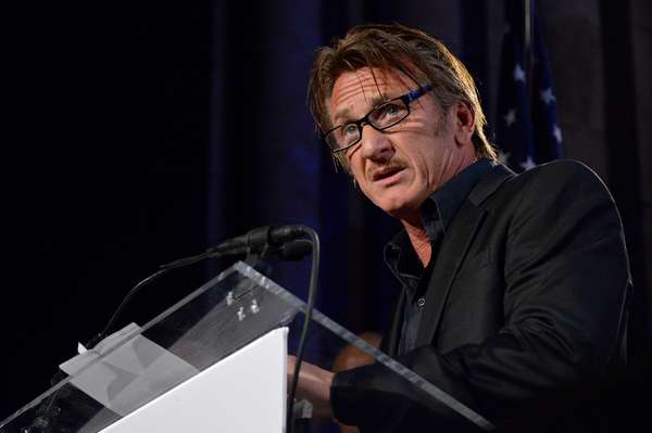Com 33 anos de carreira, mais de 30 filmes no currículo e dois Oscars de melhor ator, Sean Penn, 53 anos, construiu uma trajetória de sucesso em Hollywood, mas mesmo em meio a tanta ficção, ele encontra tempo para lutar por causas sociais