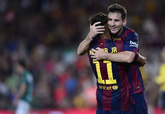 Messi abraça Neymar após receber assistência do brasileiro para marcar o primeiro gol do Barcelona contra o León; time espanhol venceu por 6 a 0