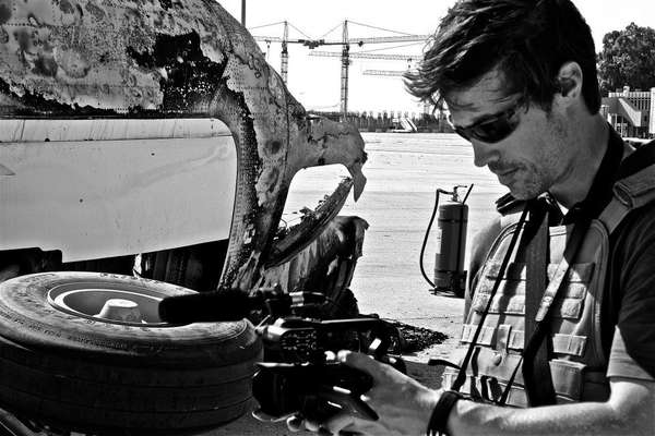 James Foley era americano e tinha 40 anos. Repórter experiente, cobriu o conflito na Líbia, antes de viajar para a Síria, onde trabalhou na revolta contra o regime de Bashar al-Assad para o site de informações americano GlobalPost, para a Agência France-Presse (AFP) e outros meios de comunicação. O jornalismo era para ele uma segunda carreira, uma vez que se inscreveu na Escola de Jornalismo da Northwestern University, aos 35 anos. Anteriormente, ele foi professor e ensinou detentos a ler e escrever em várias prisões