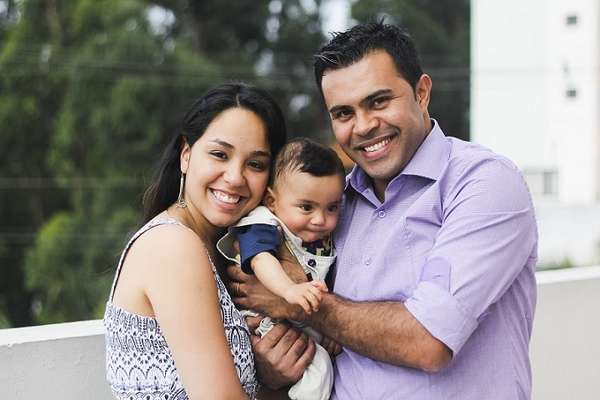 Beatriz Gonçalves Yuki, Eduardo Apolinário Cavalcante e o filho Pedro. As complicações de um parto prematuro foram uma das principais motivações para a criação do blog 'Querido Pedro', em junho do ano passado