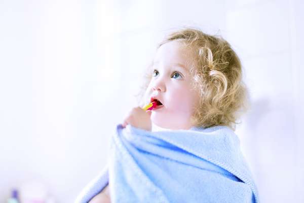 Hay que empezar el cepillado de los dientes de los niños desde muy temprano. Verdad: Desde la aparición de las primeras piezas dentales, el cuidado y la higiene bucal son importantes. Se puede comenzar a limpiar la boca del bebé dos veces al día así que le salgan los primeros dientes. La recomendación es limpiarlos usando una gasa húmeda.
