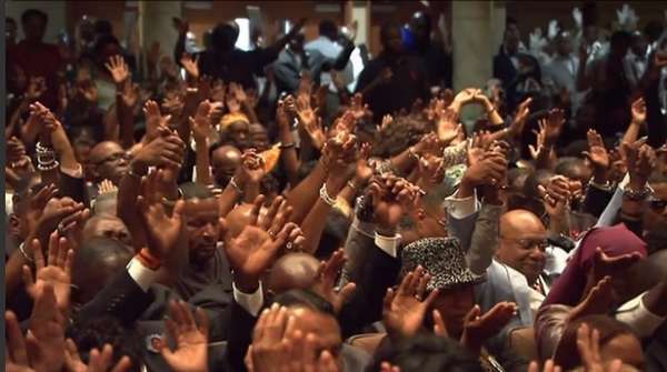 Milhares de pessoas fizeram presença nesta segunda-feira no funeral de Michael Brown, o jovem negro morto por um policial branco em Ferguson, Missouri. O sepultamento acontece duas semanas após o assassinato - que reavivou as tensões raciais latentes nos Estados Unidos.As pessoas lotaram a igreja em St. Louis, contrastando com as cenas violentas dos protestos que abalaram o subúrbio de St. Louis após a morte de Brown, que estaria desarmado