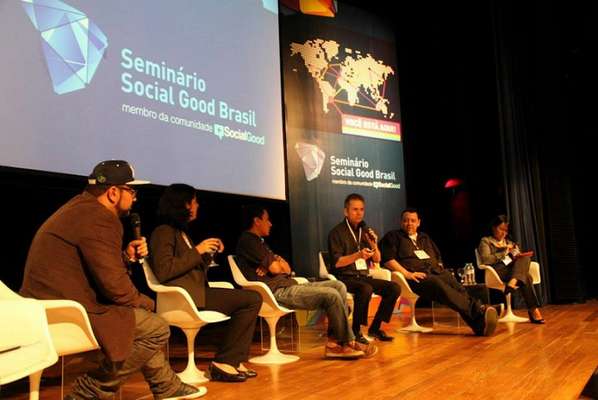 Em 2012, as ONGS Portal Voluntários Online e Instituto Comunitário Grande Florianópolis se uniram para criar o Social Good Brasil, programa que usa tecnologia e novas mídias para mudanças sociais