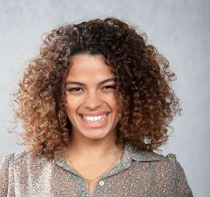 Raquel Villar exibe cabelo médio com muitos cachos