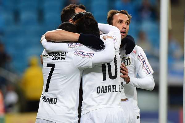 Jogadores do Santos comemoram primeiro gol marcado por David Braz