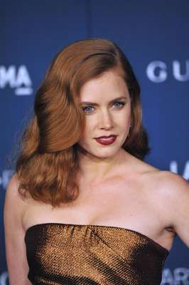 Amy Adams tem um tom escuro clássico e elegante