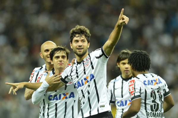 Jogadores do Corinthians festejam gol de Felipe na vitória sobre o Bragantino em Itaquera