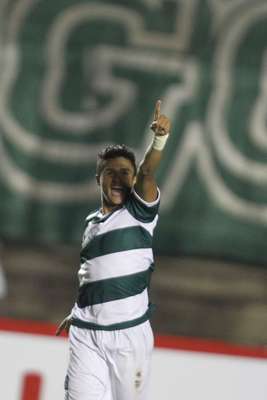 Erik marca o gol da vitória e volta a ser decisivo para a classificação do Goiás na Copa Sul-Americana