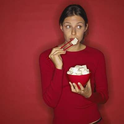 1 - Evita las dietas altas en proteínas: Los alimentos tales como la carne, la leche y los huevos pueden funcionar para algunos tipos de dietas, pero sin duda son grandes enemigos del aliento fresco. Esto se debe a que las bacterias responsables de la halitosis son las proteolíticas, es decir, ellas "comen" las proteínas y el resultado de este proceso es la liberación de las moléculas de azufre que causan el mal aliento. No hace falta eliminar estos alimentos de las comidas, pero es importante equilibrar la dieta.