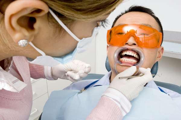 El blanqueamiento dental deja sensibles los dientes: Verdad. De hecho, los dientes de algunos pacientes se vuelven sensibles durante o después del tratamiento. A veces la penetración de peróxido (compuesto activo del gel blanqueador) en el tejido de la pulpa (el "nervio" del diente) puede causar inflamación. Además, a menudo las piezas dentales pueden quedarse deshidratadas debido a la exposición a una temperatura elevada durante un largo período (procedimiento común de blanqueamiento).