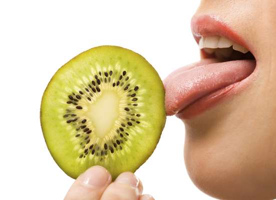 El sabor no lo sentimos solo con la lengua: los cinco sentidos - sabor, olor, tacto, vista, sonido -, además de la temperatura, participan todos, en conjunto, en la creación de una sensación más amplia en nuestros cerebros, a la que llamamos gusto.