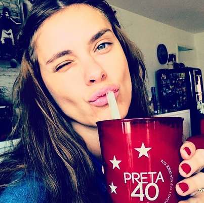Carolina Dieckmann atualmente está morena e com cabelo médio