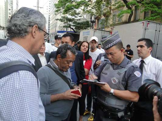 Antes do confronto, policiais e moradores negociavam a saída pacífica do prédio