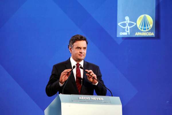 O candidato tucano Aécio Neves durante o debate em Aparecida