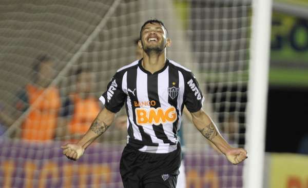 Autor do terceiro gol, Carlos vibra com a vitória do Atlético-MG por 3 a 2 sobre o Goiás, nesta quinta-feira, no Serra Dourada.